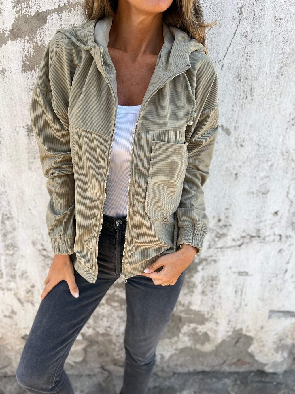 Manteau à Capuche en Velours Côtelé – Élégance et Chaleur