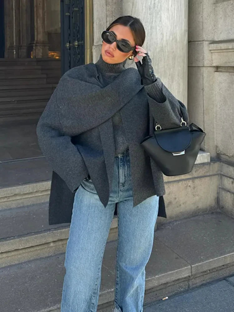 Manteau Tricoté Asymétrique avec Écharpe – Chic et Élégance d'Hiver