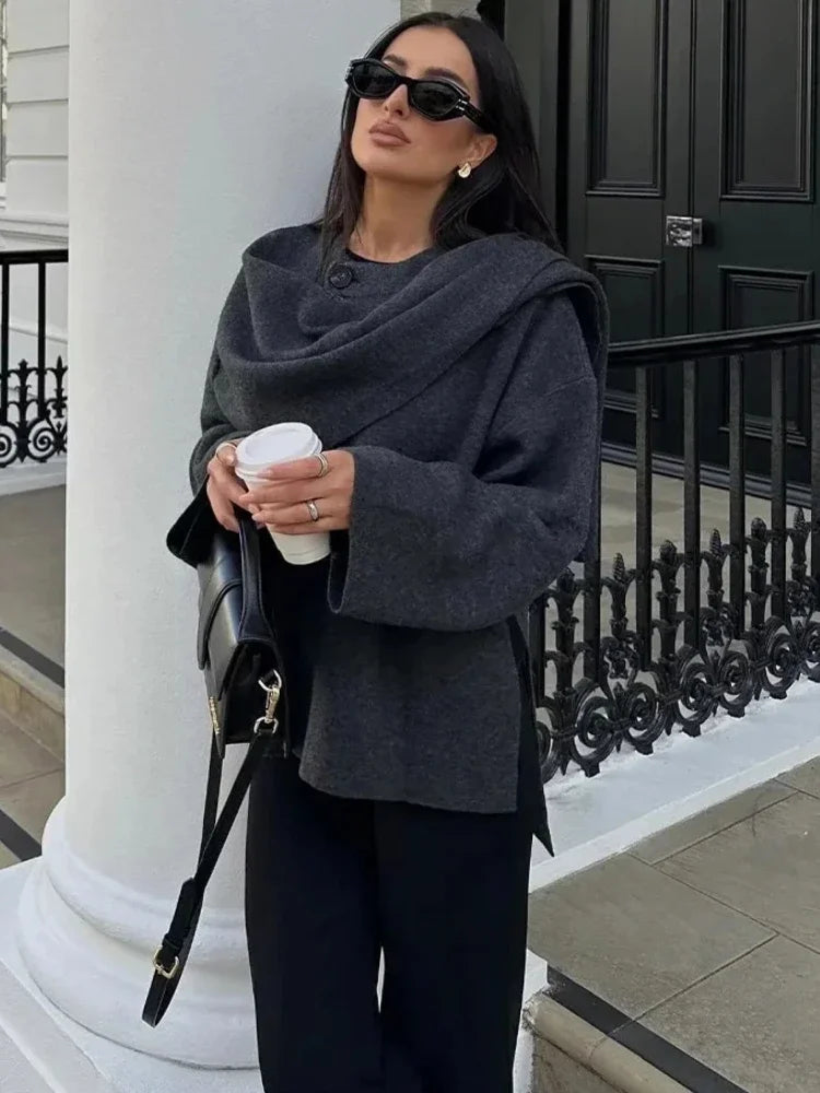 Manteau Tricoté Asymétrique avec Écharpe – Chic et Élégance d'Hiver