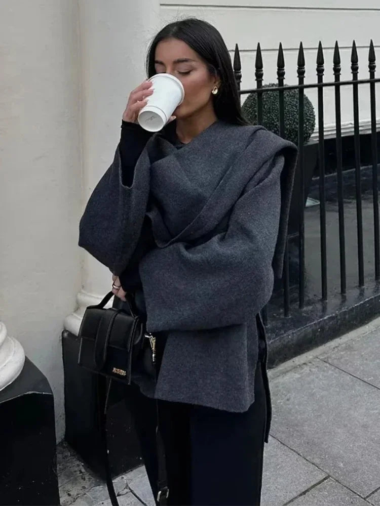 Manteau Tricoté Asymétrique avec Écharpe – Chic et Élégance d'Hiver