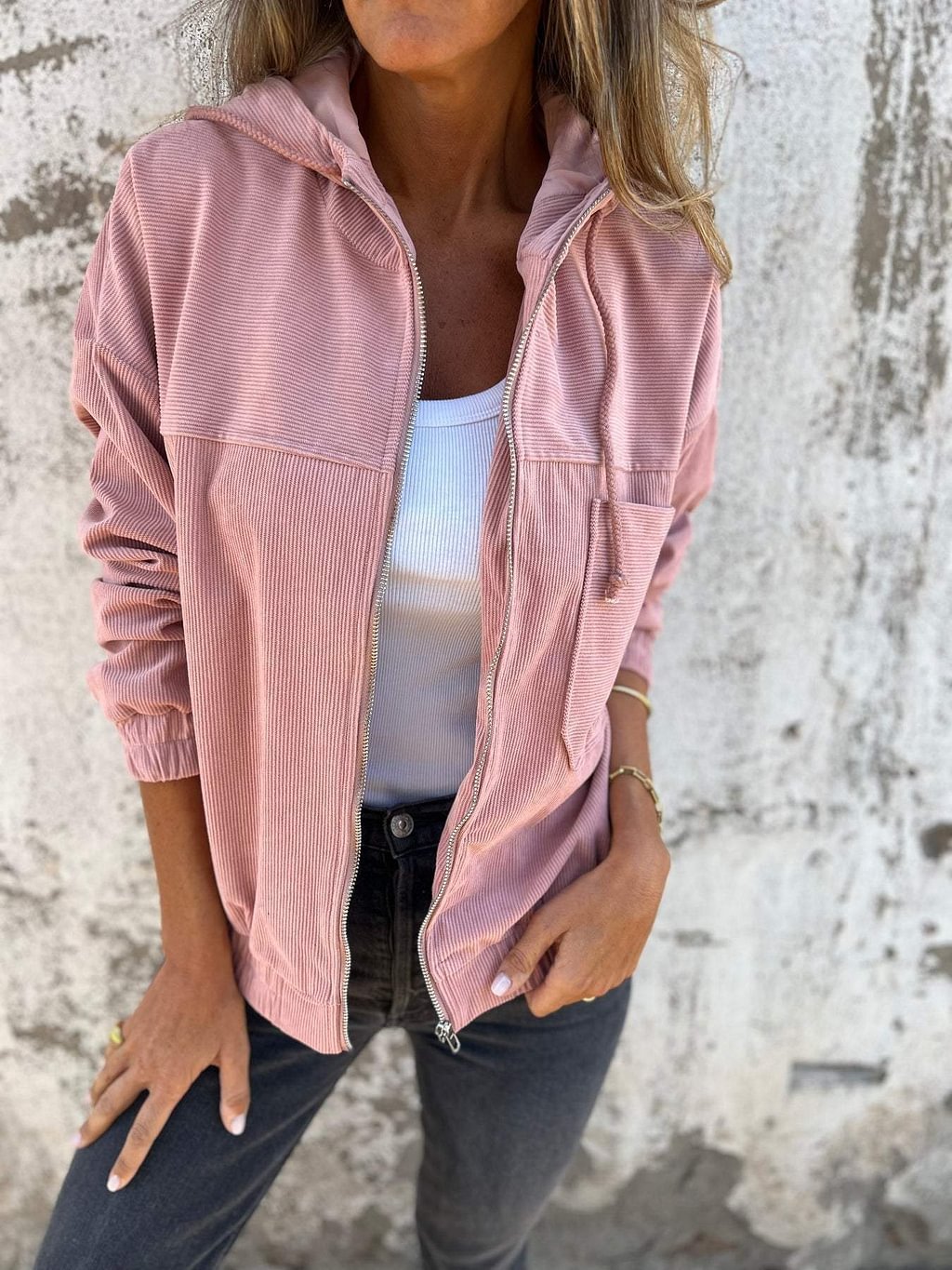 Manteau à Capuche en Velours Côtelé – Élégance et Chaleur