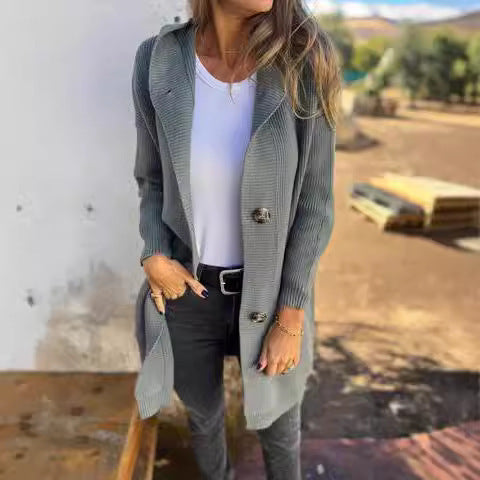 Cardigan Tricoté Mi-Long Gris Clair – Élégance et Douceur
