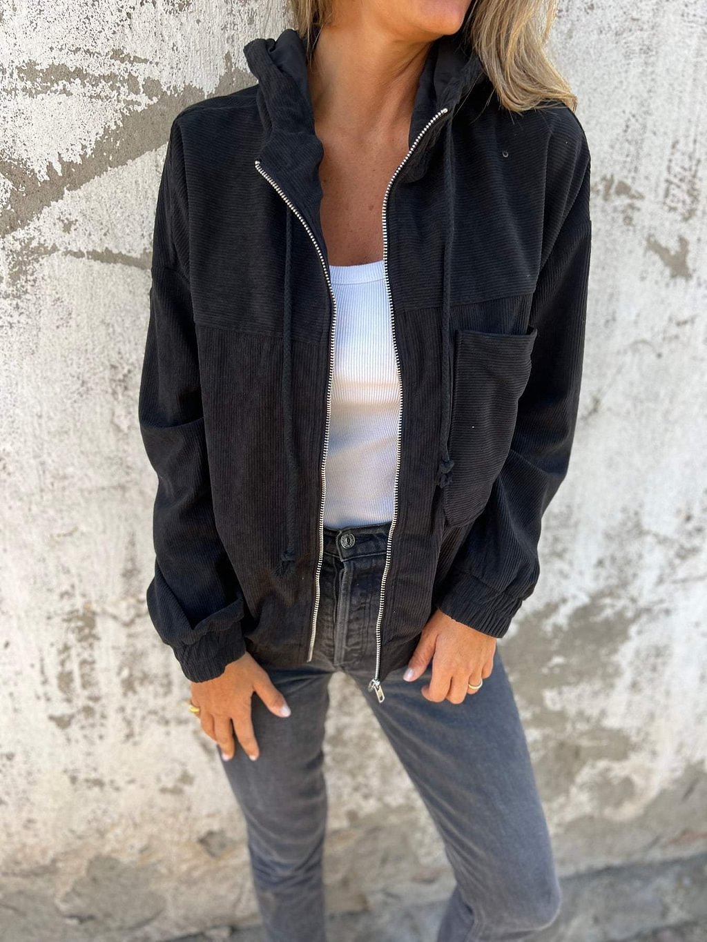 Manteau à Capuche en Velours Côtelé – Élégance et Chaleur