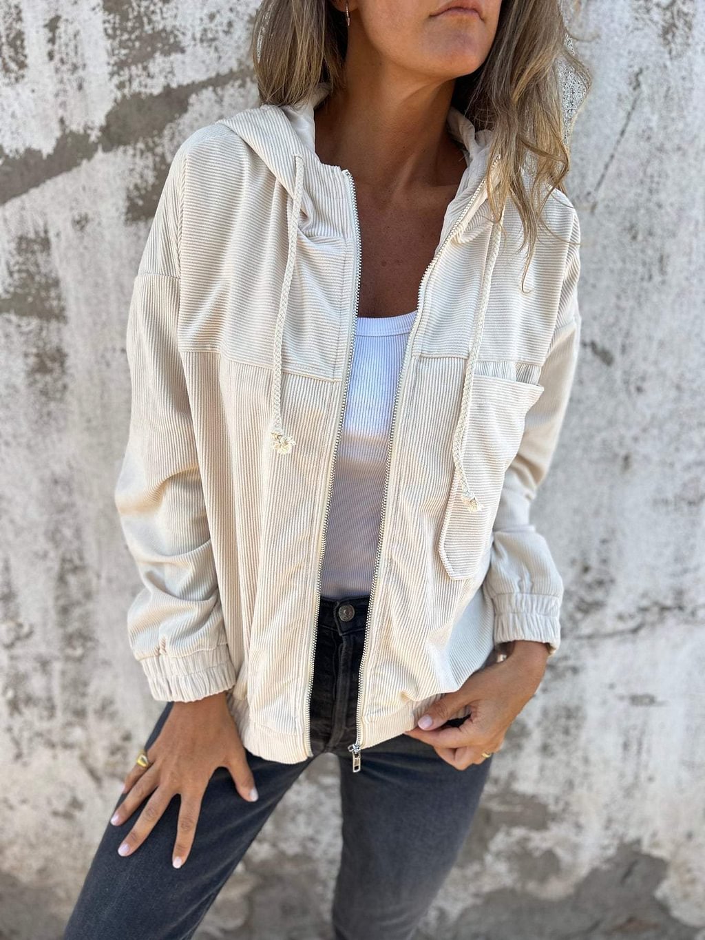 Manteau à Capuche en Velours Côtelé – Élégance et Chaleur