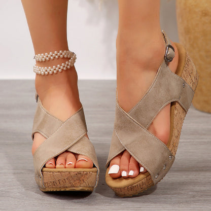 Sandales Compensées à Rivets pour un Look Audacieux