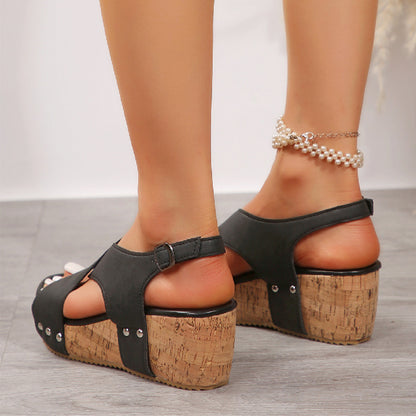 Sandales Compensées à Rivets pour un Look Audacieux