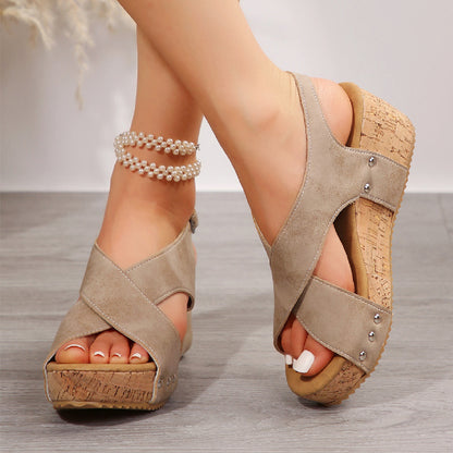 Sandales Compensées à Rivets pour un Look Audacieux
